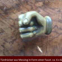 Drehknauf Tuerdruecker aus Messing in Form einer Faust